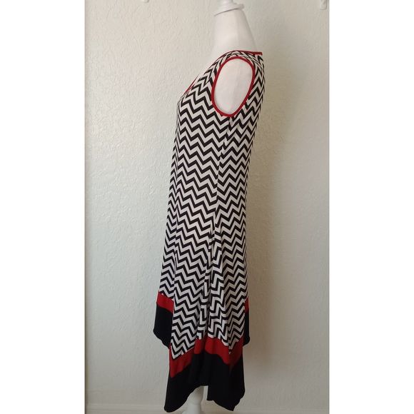 LUX II Hankerchief Style V-Neck Black/White/Red Dress Size 6 - Picture 4 of 9